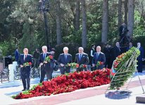 Milli Məclisin kollektivi Fəxri xiyabanda Ulu Öndər Heydər Əliyevin məzarını ziyarət edib (FOTO)